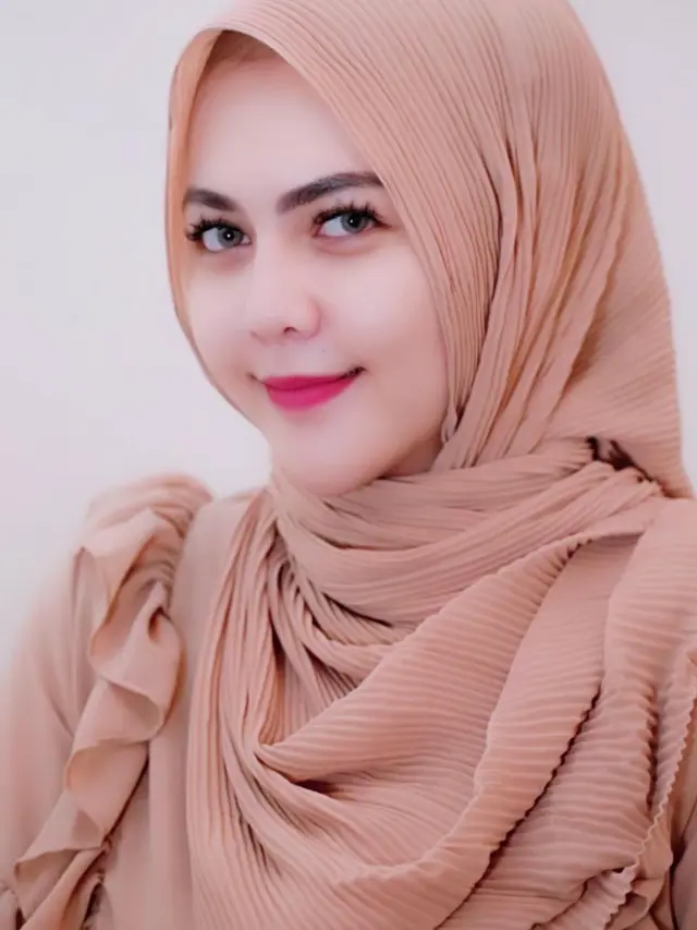 6 Potret Ratu Rizky Nabila Pakai Hijab, Penampilannya Bikin Pangling