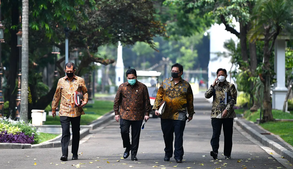Menko Perekonomian Airlangga Hartarto (kedua kanan) berbincang dengan Kepala BNPB Letjen TNI Doni Monardo, Menteri BUMN Erick Thohir dan Wakil Menteri BUMN Budi Gunadi Sadikin usai bertemu Presiden Joko Widodo di Istana Kepresidenan, Jakarta, Senin (20/7/2020). (ANTARA FOTO/Sigid Kurniawan/POOL)