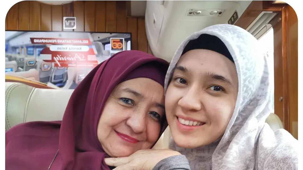 6 Potret Kebersamaan Dhini Aminarti dan Ibunda, Penuh Kehangatan