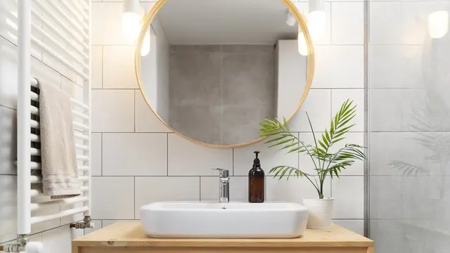 cermin kamar mandi (ilustrasi by Freepik)