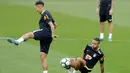 Penyerang Brasil, Roberto Firmino dan Neymar Jr saat mengikuti sesi latihan di Porto Alegre, Brasil, (29/8). Brasil akan menghadapi Ekuador dalam pertandingan sepak bola kualifikasi Piala Dunia 2018 pada 31 Agustus. (AP Photo / Andre Penner)