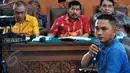 Bripka Doni Juniansyah memberikan keterangan sebagai saksi di Praperadilan Novel Baswedan, PN Jaksel, Jumat, (5/6/2015). Doni adalah anak buah Novel saat menjabat sebagai Kasat Reskrim di Bengkulu. (Liputan6.com/Yoppy Renato) 