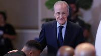 Presiden Real Madrid, Florentino Perez, mengucapkan selamat kepada penyerang Prancis Kylian Mbappe (kiri) atas penghargaan Sepatu Emas Eropa 2024-25 yang diberikan kepada pencetak gol terbanyak tahun ini dalam sebuah upacara di Stadion Santiago Bernabeu, Madrid, pada 31 Oktober 2024. (Oscar DEL POZO/AFP)