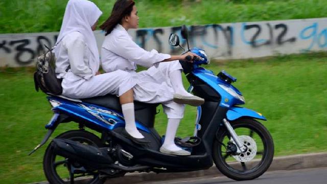 6 Drama Cewek Saat Naik Motor Ini Banyak Tingkah, Ada-Ada Saja