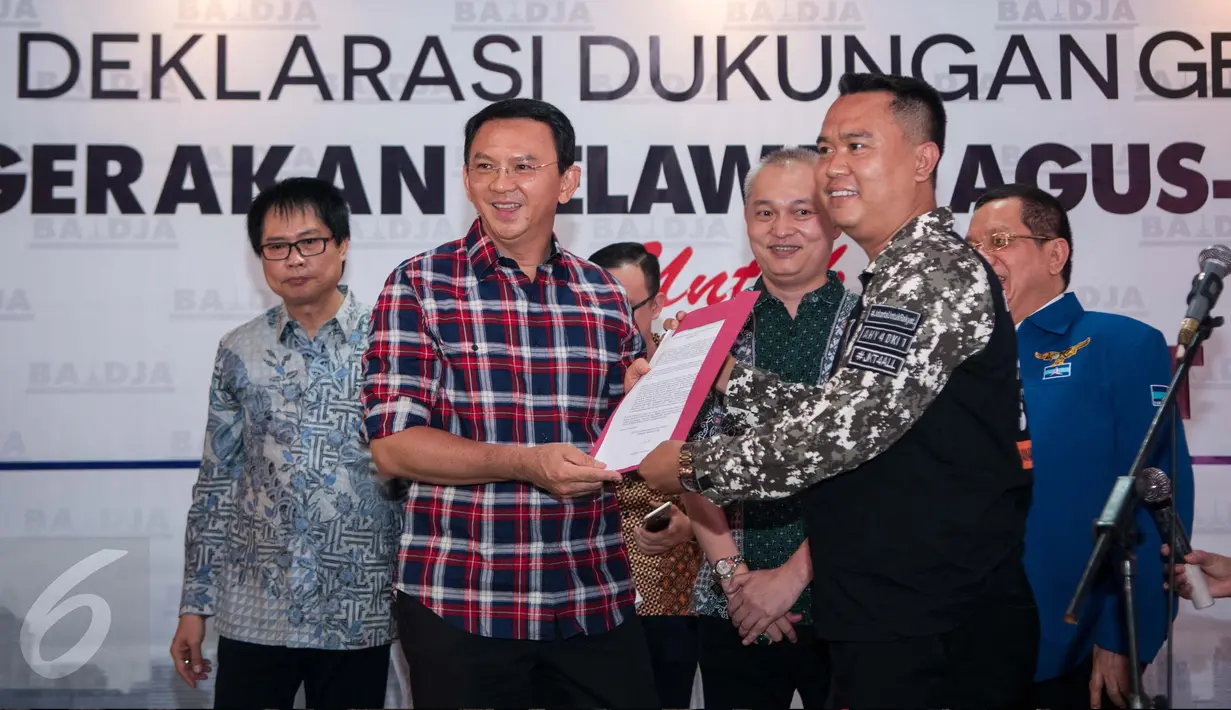 Calon Gubernur DKI Jakarta Basuki Tjahaja Purnama (Ahok) menerima surat dukungan dari Ketua Gerakan Relawan Agus Sylvi (Gerasi) Hendra Surachmat dalam putaran kedua Pilgub DKI di Jalan Talang, Menteng, Jakarta, Senin (13/3). (Liputan6.com/Gempur M Surya)