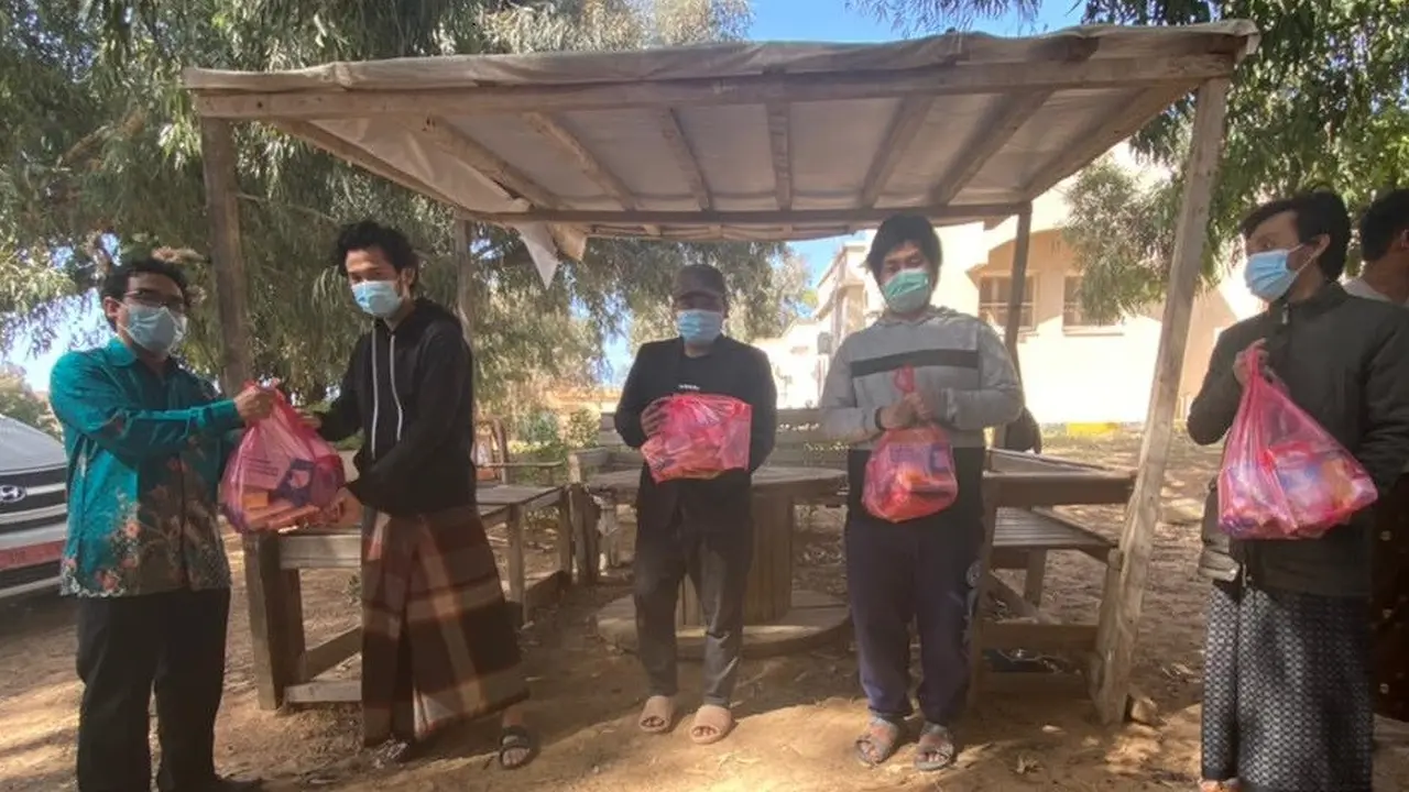 KBRI Tripoli memberi bantuan sembako untuk mahasiswa di Libya yang terdampak COVID-19.
