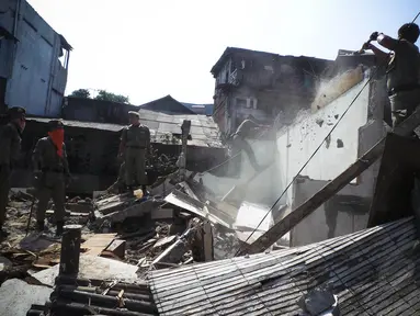 Petugas dari satpol PP menertibkan bangunan di bantaran Kali Mampang, Jakarta, Senin (18/8/14). (Liputan6.com/Faizal Fanani)