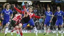 Striker Southampton, Manolo Gabbiadini, berusaha membobol gawang Chelsea pada laga Premier League di Stadion Stamford Bridge, London, Selasa (25/4/2017). Chelsea menang 4-2 atas Southampton. (AP/Alastair Grant)