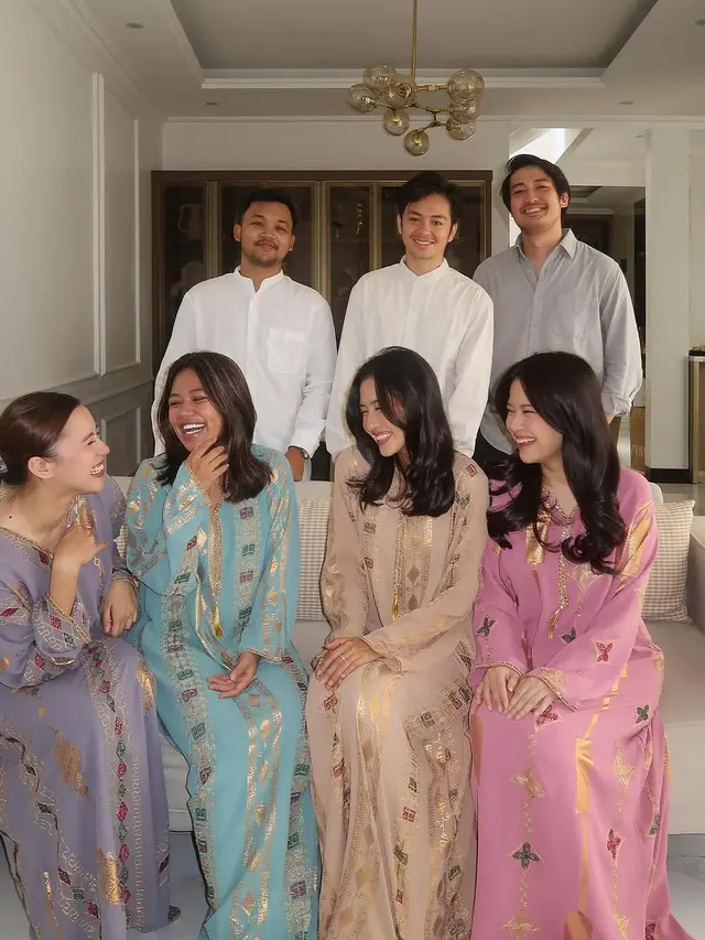 6 Potret Shenina Cinnamon Rayakan Lebaran Bareng Hanggini, Pakai Kaftan Senada