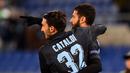Pemain Lazio, Antonio Candreva, merayakan gol yang dicetaknya ke gawang Dnipropetrovsk bersama Danilo Cataldi dalam lanjutan Grup G Liga Europa yang berlangsung di Stadion Olimpico, Roma, Jumat (27/11/2015) dini hari WIB. (AFP Photo/Gabriel Bouys)
