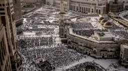 Kepadatan tampak jelas ketika jutaan jemaah haji dari berbagai belahan dunia, menjalankan salat lima waktu di Masjidil haram. (FADEL SENNA / AFP)