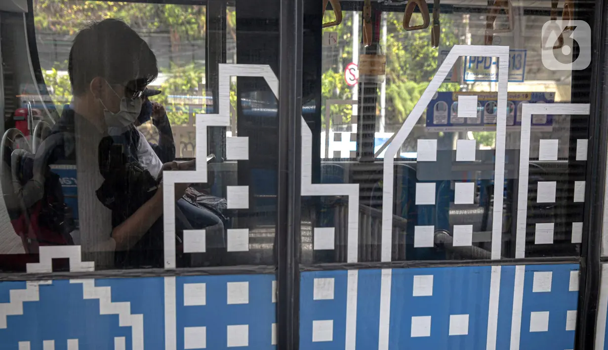 Sejumlah penumpang menaiki bus Transjakarta di Halte Harmoni, Jakarta, Senin (10/1/2022). Selama PPKM Level 2, jam operasional bus Transjakarta dimulai pukul 05.00-21.30 WIB dan untuk layanan angkutan malam hari mulai pukul 21.31-22.30 WIB. (Liputan6.com/Faizal Fanani)