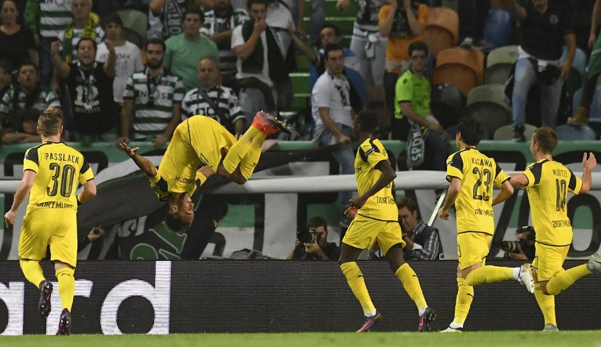Borussia Dortmund berjaya di kandang Sporting CP, 2-1, dalam laga Grup F Liga Champions di Stadion Jose Alvalade, Lisbon, Rabu (19/10/2016) dini hari WIB. Pierre-Emerick Aubameyang mencetak gol pertama Dortmund. (AFP/Francisco Leong)