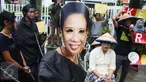 Massa dari Koalisi untuk Kendeng Lestari mengenakan topeng wajah Menteri BUMN Rini Soemarno di depan Kementerian BUMN, Jakarta, Senin (3/4). Mereka menuntut BUMN untuk tidak mengaktifkan pabrik semen di Rembang tersebut. (Liputan6.com/Angga Yuniar)