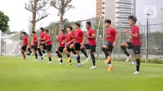 Pemain Timnas Indonesia U-20 melakukan latihan di Lapangan A Senayan, Jakarta, Kamis (4/1/2023). (Bola.com/M. Iqbal Ichsan)
