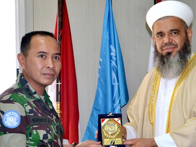 Citizen6, Lebanon: Setelah perkenalan, sambutan dan ramah tamah, kegiatan dilanjutkan dengan penyerahan plakat kenang - kenangan dari Komandan Satgas kepada Syeikh Jihad. (Pengirim: Badarudin Bakri).
