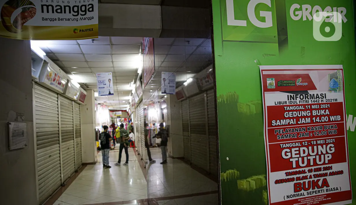 Sebuah kertas berisi pengumuman penutupan dipasang di salah satu sudut di Pasar Tanah Abang, Jakarta Pusat, Selasa (11/6/2021). Pasar Tanah Abang akan tutup sementara pada 12 hingga 18 Mei mendatang guna menyambut libur lebaran dan perawatan rutin. (Liputan6.com/Faizal Fanani)