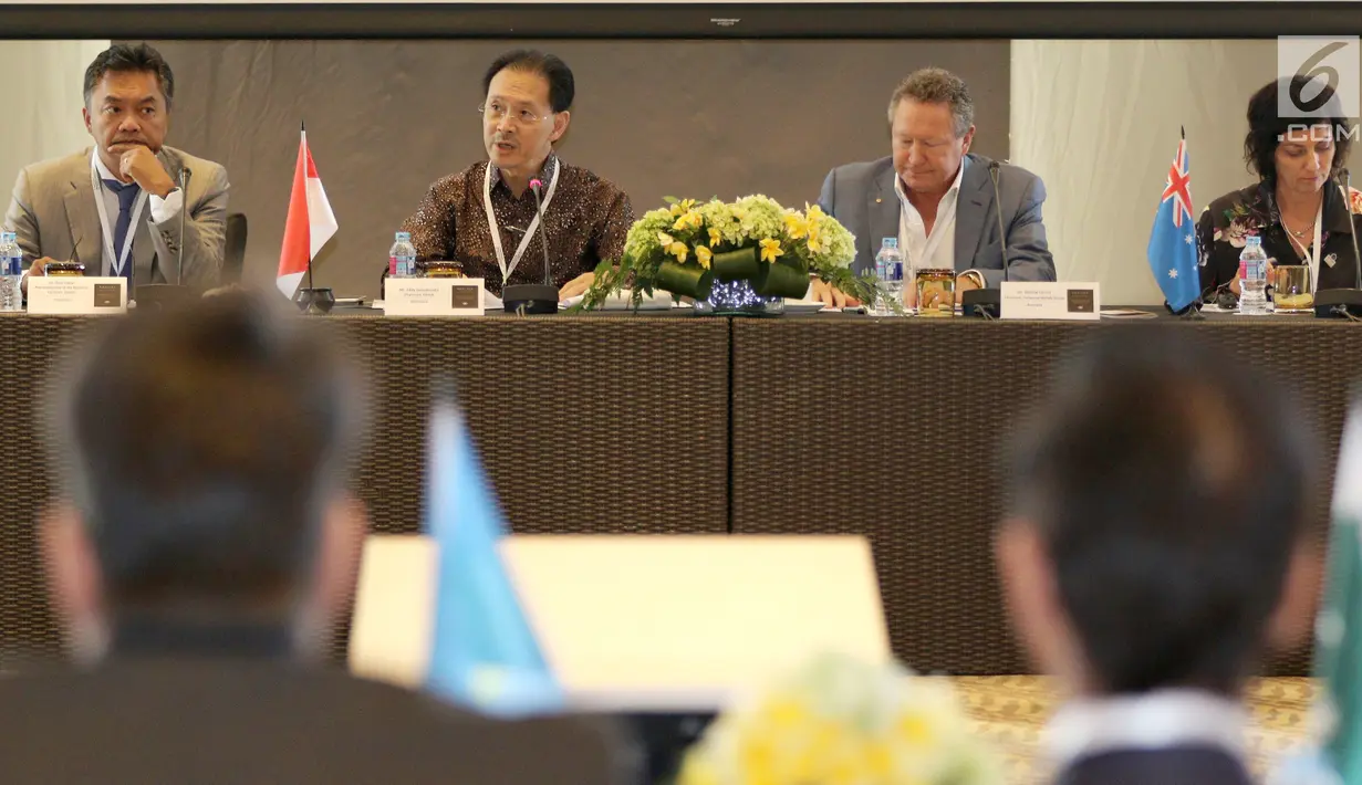 President Commissioner Emtek, Eddy Sariaatmadja dari Indonesia (kedua dari kiri) saat membuka  Process Business Forum 2018, yang diikuti pebisnis dari beberapa negara di Hotel Sofitel Nusa Dua, Bali, Senin (6/8). (Liputan6.com/Johan Tallo)