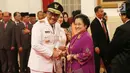 Ketum PDIP Megawati Soekarnoputri memberi selamat kepada Gubernur DKI Jakarta, Djarot Saiful Hidayat usai dilantik di Istana Negara, Jakarta, Kamis (15/6). Djarot dilantik untuk sisa periode 2012-2017. (Liputan6.com/Angga Yuniar)