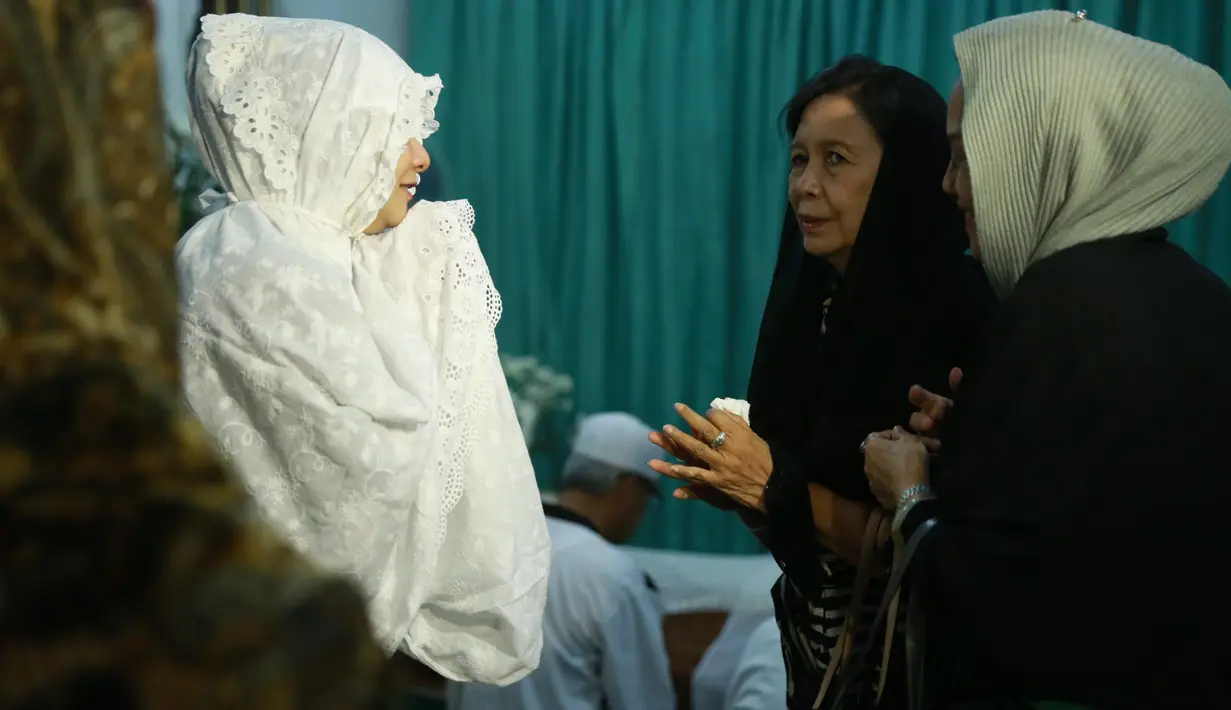 "Firasat sih enggak yah, cuma memang setiap hari kita standby jagain Mami. Jadi beberapa waktu lalu, saya bilang ke asisten minta siapin baju saya yang warna hitam," jelas Memes didampingi suami, Adie MS. (Adrian Putra/Bintang.com)