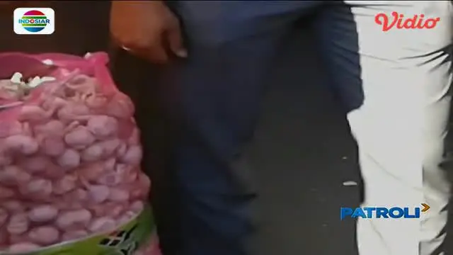 Aparat Kepolisian menyita 10 ton bawang putih dari sebuah gudang milik pedagang di Cilacap, Jawa Tengah. 