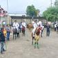Sebanyak 9 kuda delman tanpa roda pedati diarak membawa para pejabat mengikuti upacara kemerdekaan HUT ke-77 RI tingkat kecamatan. (Liputan6.com/Jayadi Supriadin)
