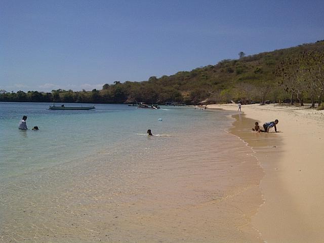 Tiket Masuk Mahal Wisatawan Asing Kapok Ke Pantai Pink
