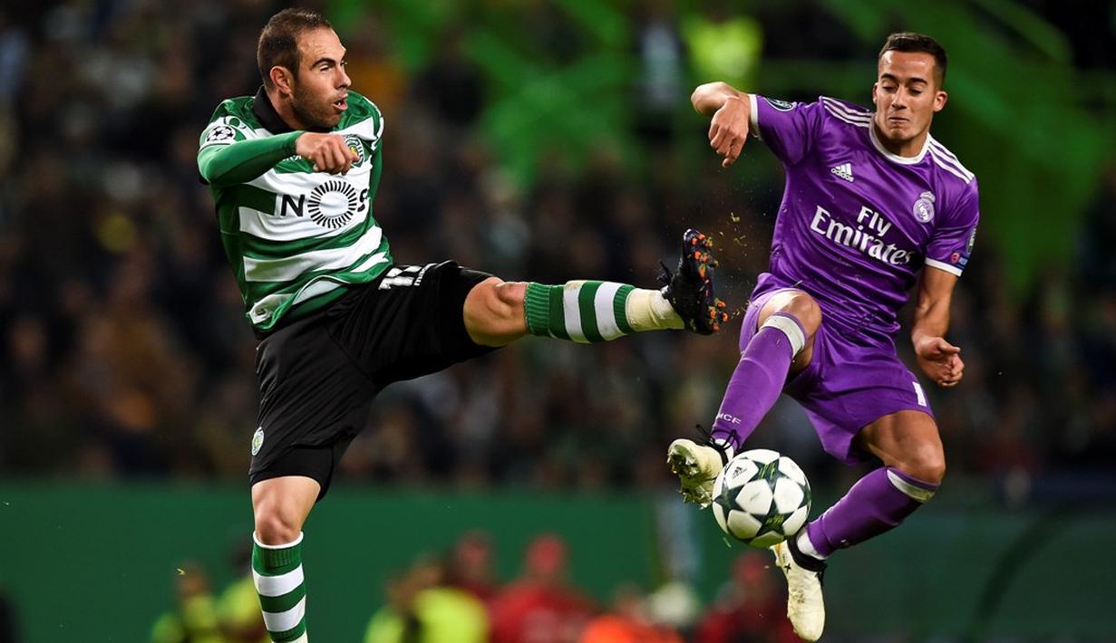 Striker Real Madrid, Lucas Vazquez (kanan), berduel dengan bek Sporting CP, Bruno Cesar, pada laga kelima Grup F Liga Champions di Estadio Jose Alvalade, Selasa (22/11/2016). (AFP/ Patricia De Melo Moreira)