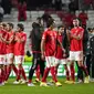 Para pemain Benfica bertepuk tangan usai melawan Dynamo Kyiv pada pertandingan sepak bola Grup E Liga Champions di Stadion Luz, Lisbon, 8 Desember 2021. Benfica menang 2-0. (AP Photo/Armando Franca)