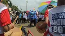 Aksi barongsai saat unjuk rasa mendukung Jokowi untuk melantik Budi Gunawan menjadi Kapolri, Jakarta, Senin (16/2/2015). (Liputan6.com/Herman Zakharia)