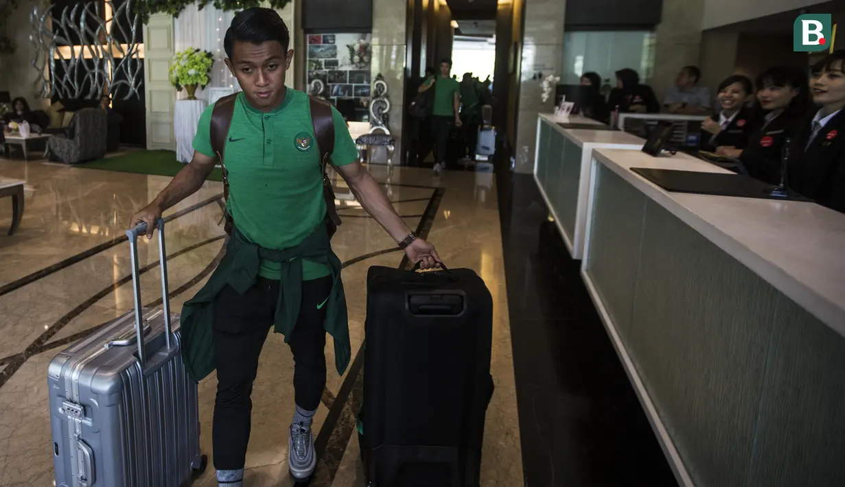 Pemain Timnas Indonesia, Febri Hariyadi, membawa koper saat berada di Hotel Grand Zuri, Jawa Barat, Selasa (6/11). Timnas Indonesia akan berangkat ke Singapura untuk berlaga pada Piala AFF 2018. (Bola.com/Vitalis Yogi Trisna)
