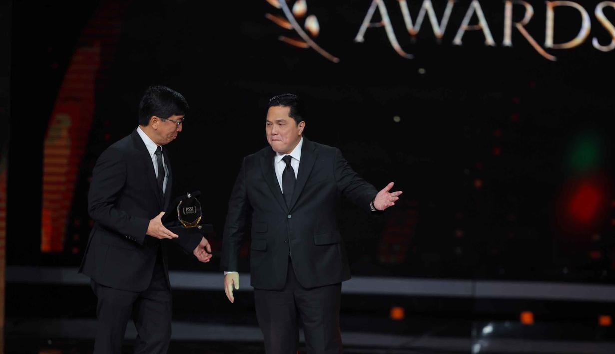 Kepada wartawan, Managing Director Emtek Group, Sutanto Hartono mengatakan rasa syukurnya dan terima kasih kepada PSSI atas kepercayaannya, sehingga Emtek Media ditunjuk sebagai eksklusif media partner untuk menayangkan berbagai pertandingan PSSI. Tampak dalam foto, Managing Director Emtek Group, Sutanto Hartono (kiri) saat menerima Token Appreciation sebagai Official Broadcaster PSSI Awards dari Ketua Umum Persatuan Sepak Bola Seluruh Indonesia (PSSI), Erick Thohir, pada malam PSSI Awards 2026 di Studio 6 Emtek City, Jakarta, Sabtu (Sabtu (28/3/2026) malam WIB. (Bola.com/Bagaskara Lazuardi)