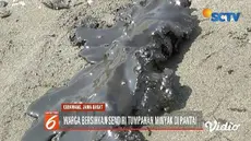 Pantai Karawang tercemar minyak mentah akibat kebocoran pipa milik Pertamina Hulu Energi. Warga pun terpaksa bersihkan minyak mentah menggunakan karung.