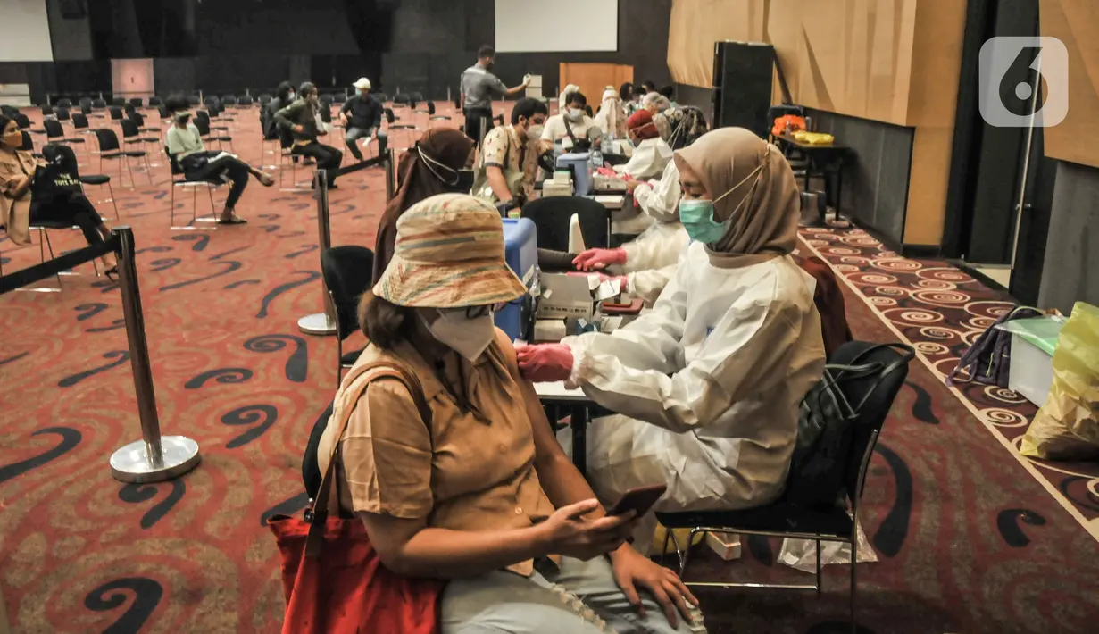 Warga mengikuti vaksinasi Covid-19 dosis kedua di Mal Kota Kasablanka, Jakarta, Senin (2/8/2021). Pemprov DKI akan mempercepat pemberian dosis kedua sebagai upaya mempercepat herd immunity di Ibu Kota usai tercapainya target vaksinasi dosis pertama sebesar 7,5 orang. (merdeka.com/Iqbal S Nugroho)