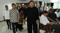 Gubernur Sumut Nonaktif Gatot Pujo Nugroho (kedua kiri) dan Evy Susanti (ketiga kiri) jelang bersaksi di Pengadilan Tipikor, Jakarta, Kamis (22/10/2015). Gatot dan Evy memberi kesaksian terkait kasus Dana Bansos Pemprov Sumut (Liputan6.com/Helmi Afandi)