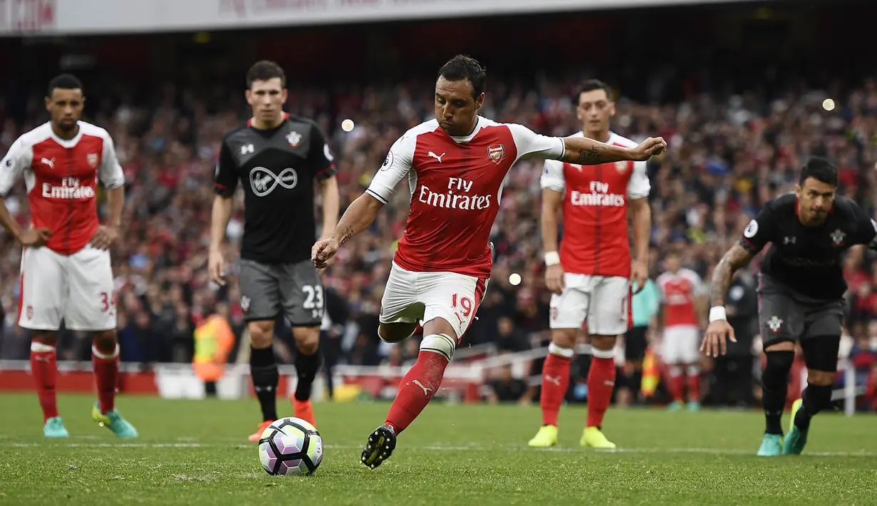 Proses terjadinya gol penalti Arsenal yang dicetak Santi Cazorla ke gawang Southampton. Kemenangan Arsenal baru terwujud pada babak injury time melalui gol penalti Santi Cazorla. (Reuters/Dylan Martinez)