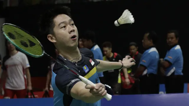 Ganda putra Indonesia, Kevin Sanjaya, berusaha memukul kok saat melawan ganda Jerman. (Bola.com/M. Iqbal Ichsan)