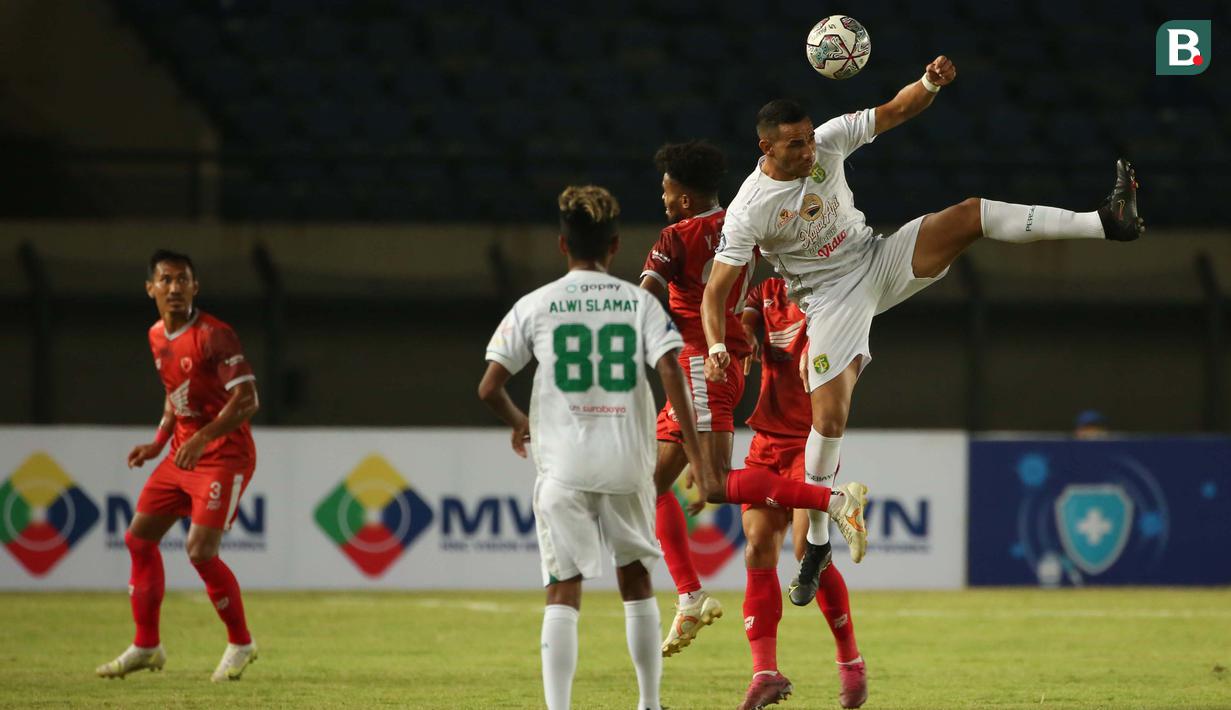 Persebaya terlihat semakin kesulitan mencari celah PSM. Serangan dilakukan, tapi barisan pertahanan PSM begitu rapat. Para pemain Juku Eja juga memilih untuk menjaga wilayahnya sendiri menghalau segala upaya serangan Persebaya. (Bola.com/Ikhwan Yanuar)