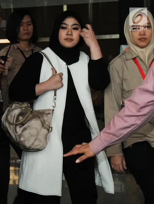 Istri tersangka Gubernur Jambi Zumi Zola, Sherin Taria usai menjalani pemeriksaan di gedung KPK, Jakarta, (22/5). Sherin diperiksa sebagai saksi terkait kasus dugaan suap dan gratifikasi atas proyek-proyek di Pemprov Jambi. (Merdeka.com/Dwi Narwoko)