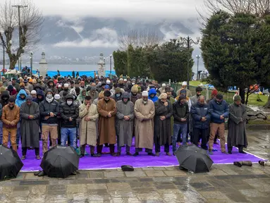 Para pria muslim memanjatkan doa pada peringatan Isra Miraj di Masjid Hazratbal, Srinagar, Kashmir, India, Jumat (12/3/2021). Ribuan muslim Kashmir berkumpul di Masjid Hazratbal yang menyimpan janggut Nabi Muhammad. (AP Photo/Dar Yasin)