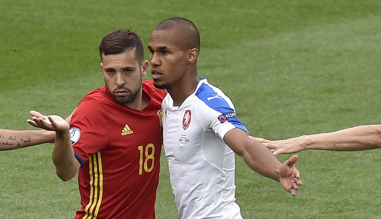 Bek Spanyol, Jordi Alba, beradu badan dengan bek Republik Ceska, Teodor Gebre. Sepanjang laga Spanyol melakukan tendangan ke arah gawang sebanyak delapan kali. (AFP/Pascal Pavani)