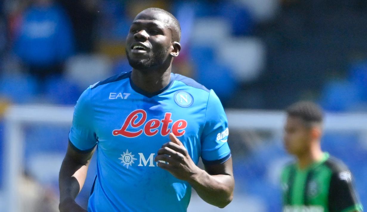 Kalidou Koulibaly. Bek tengah Senegal berusia 31 tahun yang telah lama diincar Manchester United ini baru saja didatangkan Chelsea menjelang dimulainya musim 2022/2023 untuk menggantikan Andreas Christinsen yang hijrah ke Barcelona. Ia ditebus dengan mahar senilai 38 juta euro atau setara Rp574 miliar setelah 8 musim membela Napoli. Bersama Napoli ia total tampil dalam 317 laga di semua ajang dengan torehan 14 gol dan 8 assist. (AFP/Alberto Pizzoli)