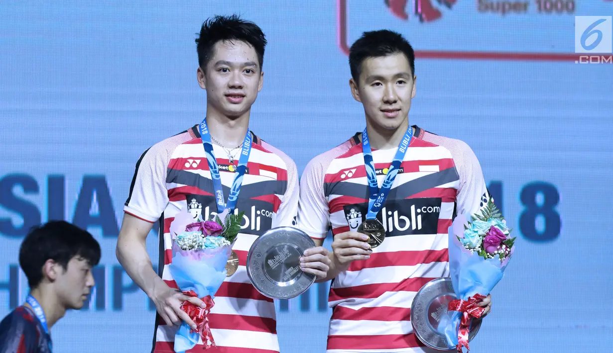 Ganda putra Indonesia, Kevin Sanjaya Sukomuljo/Marcus F Gideon usai mengalahkan Takuto Inoue/Yuki Kaneko (Jepang) di Final Indonesia Open 2018, Istora GBK, Jakarta, Minggu (8/7). Kevin/Marcus unggul 21-13, 21-16. (Liputan6.com/Helmi Fithriansyah)