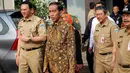 Presiden Joko Widodo (kanan) dan Gubernur DKI Jakarta Basuki Tjahaja Purnama (kiri) saat meninjau pelaksanaan Ujian Nasional (UN) di SMKN 1, Jakarta, Selasa (14/4/2015). (Liputan6.com/Faizal Fanani)