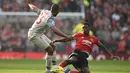 Paul Pogba mencoba menghalau tendangan Daniel Sturridge pada laga lanjutan Premier League yang berlangsung di stadion Old Trafford, Manchester, Minggu (24/2). Man United bermain imbang 0-0 kontra Liverpool. (AFP/Oli Scarff)