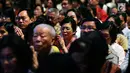 Umat Buddha khusyuk berdoa saat perayaan Dharmasanti Waisak Nasional 2562 BE/2018 di Tzu Chi Center, Jakarta, Senin (4/6). Acara bertema "Bersatu, Berbagi, dengan Cinta Kasih Membangun Bangsa'. (Liputan6.com/JohanTallo)