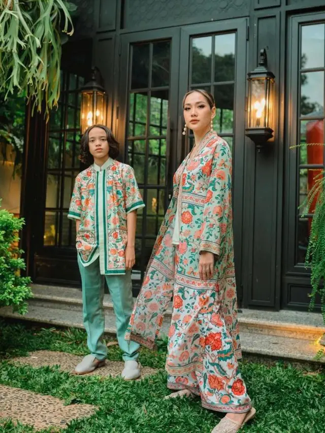 6 Potret Outfit Lebaran Hijau Sage Versi Beda ala Keluarga Bunga Citra Lestari