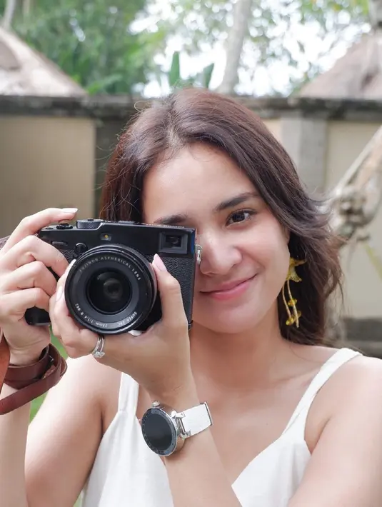 Gaya kece Michelle Ziudith saat memegang kamera ini curi perhatian. Senyum manis dari pemeran Sisca di sinetron Badai Pasti Belalu berhasil menuai pujian dari netizen yang terkesima dengan gaya Michelle saat memotret. (Liputan6.com/IG/@michelleziu)