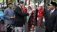 Mendikbud Anies Baswedan memberikan setia lencana kepada pegawai usai upacara Hari Pendidikan Nasional 2016 di Kemendikbud, Jakarta, Senin (2/5).  Upacara diikuti pegawai Kemendikbud dan perwakilan sekolah-sekolah di Jakarta. (Liputan6.com/Faizal Fanani)