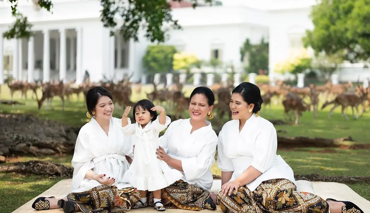 Potret srikandi di hidup Presiden Jokowi. Di foto ini, Ibu Negara Iriana, Kahiyang, dan Selvi Ananda tampil kompak mengenakan atasan berwarna putih, dipadu kain batik yang seragam. [Foto: Instagram/doleytobing]